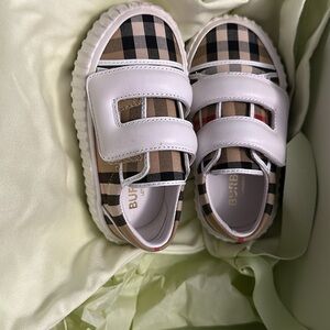 Burberry , kids size 6.5